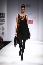 Model walks the ramp for Mynah_s Reynu Tandon at Wills Lifestyle India Fashion Week Autumn Winter 2012 Day 5 on 19th Feb 2012 (27).JPG